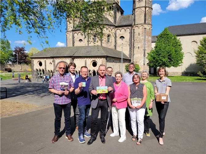 Der neu gewählte Vorstand für die kommenden vier Jahre mit den beiden Kassenprüferinnen: (v.l.) Klaus Schwarz, Alexander Rüber, Norbert Nett, Johannes Bell, Philipp Lohse, Elke Dahm, Andreas Walz, Monika Müller und Daniela May (Kassenprüferinnen), Sarah Stein. Foto: Zweckverband Vulkanregion Laacher See