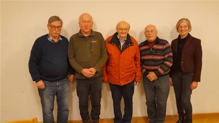 Der neu gewählte Vorstand mit dem Augenzeugen des KZ-Außenlagers Bruttig, Karl Welches (Mitte).