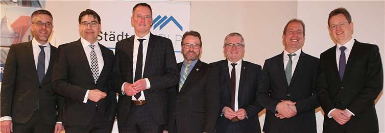 Der neu gewählte Vorstand und die Geschäftsführung des Städtetages sowie Staatssekretär Randolf Stich (2.v.r.) und Landtagsvizepräsident Hans-Josef Bracht (3.v.r.) bei der Mitgliederversammlung. Fotos: WE