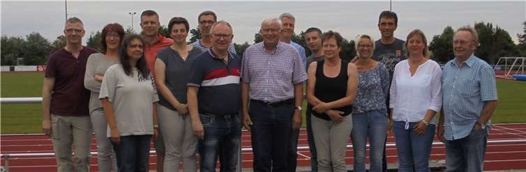 Der neu gewählte Vorstand (v. l.): Michael Winter (Stellv. Bogenschützen), Hilde Otto-Sander (Tennis), Iris Schmidt (Herzsport), Dirk Honig (Kassenprüfer), Gabi Reiter (Kassiererin), Frank Ehlers (Jugendleiter), Frank Breitbach (Erster Vorsitzender), Anton Reiter (Ehrenvorsitzender), Andreas Rötering (Zweiter Vorsitzender), Marcus Reiter (Geschäftsführer), Trudi Kiefer (Leichtathletik), Claudia Rotta (Beisitzerin), Peter Schmitz (Volleyball), Barbara Klöckner-Briesch (Kassenprüferin) und Heinrich Klostermann (Ehrenmitglied).privat