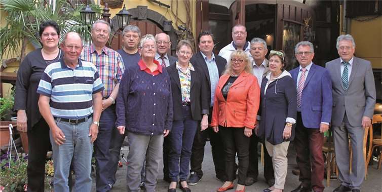 Der neu gewählte Vorstand (v. r.): Peter Balmes (1. Vorsitzender), Dieter Nink (stellvertretender Vorsitzender), Deneale Busch, Hans Dreyer, Erika Nink (jeweils Beisitzer), Peter Ludwig (2. stellvertretender Vorsitzender), Marco Perscheid, Anne-Leonie Balmes (Beisitzer), Kurt Jung (Ehrenvorstandsmitglied) und die Beisitzer Gudrun Semrau, Heinz-Jörg Wurzbacher, Bodo Bechler, Hans-Dieter Krämer und Christa Falkenstein. privat