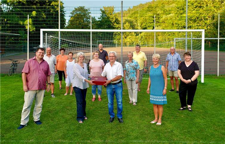 Der neu gewählte Vorstand verabschiedet Agnes Kersten (5.v.l.) aus dem aktiven Vorstand.Foto: Klaus Geck