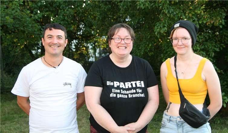 Der neu gewählte Vorstand: v.li. Tobias Houy (Schatzmeister), Claudia Boas (1. Vorsitzende), Luisa Graviat (2. Vorsitzende).Quelle: Die Partei – Kreisverband Westerwald