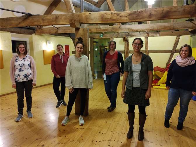 Der neu gewählte Vorstand von links nach rechts: Anja Cabot (Mitgliederverwaltung), Anne Lenz (Haushaltsbeauftragte), Sina Jannke (Schatzmeisterin), Maren Dotzler (Schriftführung), Janine Hehnen (Vorsitzende), Cassandra Franke (Einteilung Elki-Gruppen). Abwesend: Laura Schunk (stellv. Vorsitzende), Christina Sulejmanovic (Einteilung Spiel- und Waldgruppen, Tennentoben), Karina Ramershoven (Presse und Öffentlichkeitsarbeit).Foto: privat