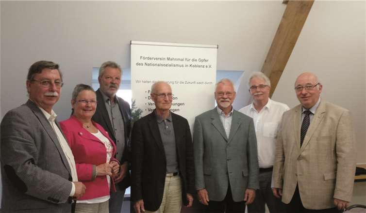 Der neu gewählte Vorstand (v.r.n.l.): Schatzmeister Alexander Wolff, Schriftführer Eberhard Pförtner, Beisitzer Bodo Zielinski, Vorsitzender Dr. Jürgen Schumacher, stellvertretender Vorsitzender Heribert Heinrich, Beisitzerin Renate Schneider und stellvertretender Vorsitzender Joachim Hennig.privat