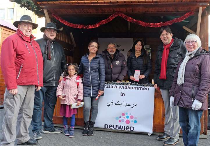 Der neu gewählte städtische Beirat für Migration und Integration präsentierte sich mit einem Stand auf dem Neuwieder Knuspermarkt. Foto: privat
