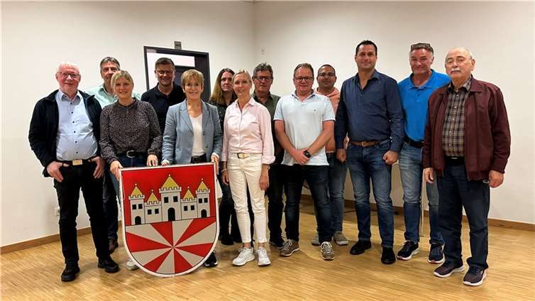 Der neu konstituierte Gemeinderat von Königsfeld - v.l.n.r. Dr. Paul Michels, Dietmar Antwerpen, Regina Kettermann, Oliver Greis, Brigitte Frahn, Susanne Willersdorf, Bianca Zepp, Hans Peter Hermann, Christian Hammer, Tobias Engels, Tobias Engels, Günter Dietzler und Heinz Georg Maur.  Foto: Ralf Breuer