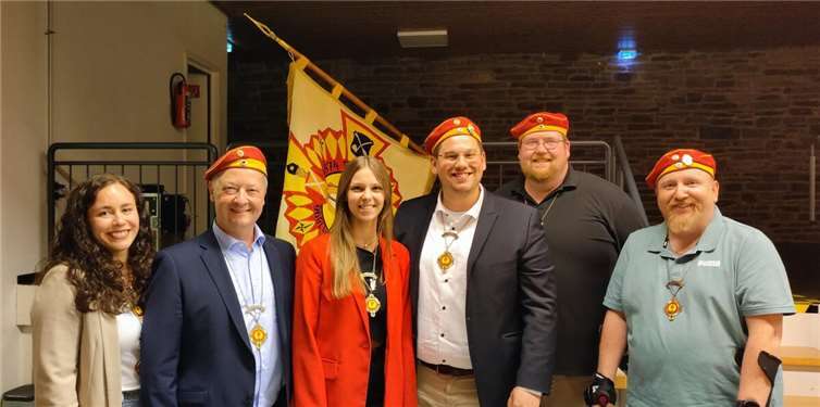 Der neu zusammengesetzte Vorstand mit Regimentstochter. V.l.: Geschäftsführerin Luisa Roch, Kommandant Michael Krebs, Regimentstochter Antonia Schäfgen, Adjutant Aaron Friedland, Zahlmeister Jan Scheuren, Hauptmann Thomas Bell.