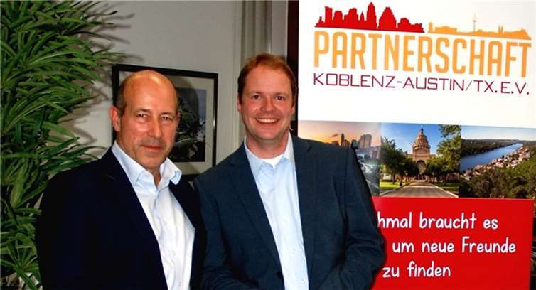 Der neue 1. Vorsitzende Christian Schmitz (re.) und der jetzt 2. Vorsitzende und Gründungsmitglied Michael Wolf.Quelle: Partnerschaft Koblenz-Austin
