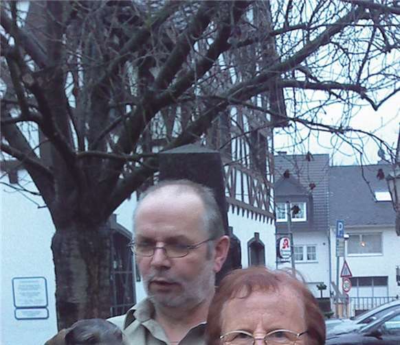 Der neue 1. Vorsitzende Stefan Epstein (links) und der neue 2. Vorsitzende Erich Müller (rechts) nehmen gerne Damen mit aufs Foto: In der Mitte die langjährigen Mitglieder Thekla Hentschel und ihre Dackelseniorin Lotti. privat
