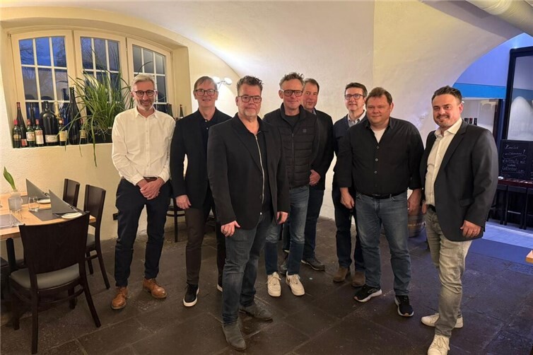 Der neue AIV-Jubiläumsvorstand v.l.n.r.: Ralf Eulgem, Guido Fries, Jens J. Ternes, Titus Bernardi, Maik Alof, Thomas Weißberg, Karl-Josef Günter und Thomas Müller.