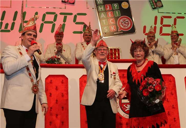 Der „neue“ Addene Jong Charly Korden in seinem Element. 35 Jahre begeisterte er das närrische Publikum mit seinen Büttenreden. Und nicht nur das - das Gründungsmitglied der KG war 20 Jahre Sitzungspräsident. Rechts Ehefrau Gisela Korden, links Sitzungspräsident Thomas Sebastian.