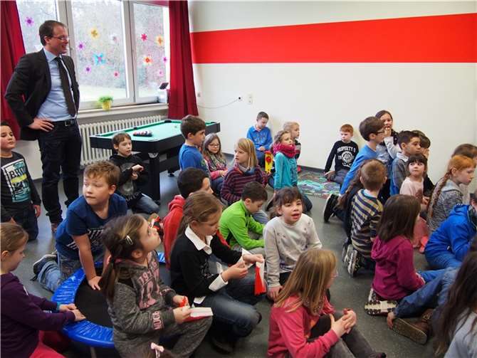 Der neue Aktivraum ist mit zahlreichen Spiel- und Sportgeräten, wie beispielsweise Kicker, Billardtisch und Trampolin ausgestattet.