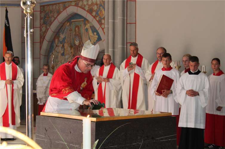 Der neue Altar wird gesalbt.