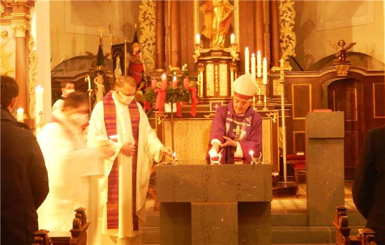 Der neue Altar wurde aus grünem Anröchter Dolomit, einem Naturstein, geschaffen. Foto: Gabi Geller / Bistum Trier