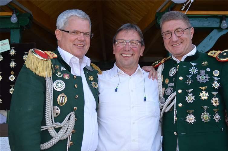 Der neue Altkönig Hans-Peter Thies zwischen Präsident Wolfgang Strang und Oberleutnant Wolfgang Löffler.