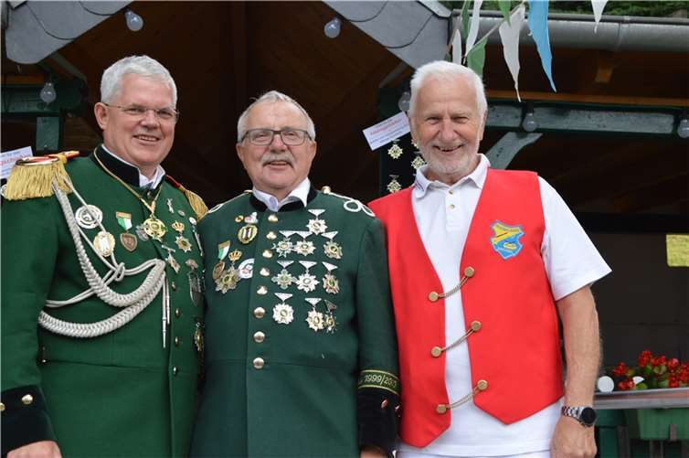 Der neue Altkönig Otto Lembke (Mitte) mit Schützenpräsident Wolfgang Strang (l.) und Adi Görres.