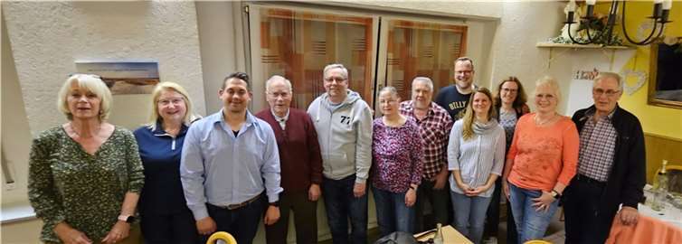 Der neue Amtmann Florian Reichmann (3. v. li.) mit dem neu gewählten Vorstand der Nachbarschaft Rauschermühle und den Kassenprüfern. Von links nach rechts: Gabi Kleemann und Hedi Thelen (beide Kassenprüferinnen), Werner Hündgen und Andreas Wiens (beide Beisitzer), Petra und Achim Käfer (stv. Schriftführerin und stv. Amtmann), Markus Höbner (Schriftführer), Sara Reichmann (stv. Kassiererin), Andrea Höbner (Kassiererin), Elke Mali (Beisitzerin) und Walter Müller (Kassenprüfer). Foto: privat