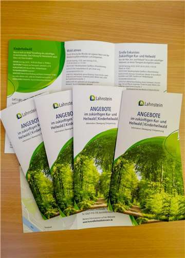 Der neue Angebotsflyer für den künftigen Lahnsteiner Kur- und Heilwald. Foto: Eva Dreiser / Stadtverwaltung Lahnstein