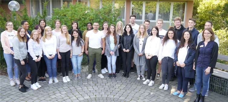 Der neue Ausbildungskurs mit der Kursleiterin Katharina Heidrich (ganz rechts außen). privat