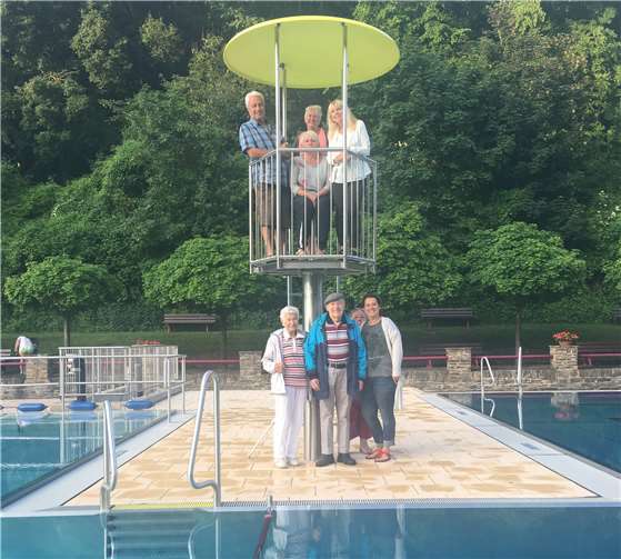 Der neue Bademeister-Aussichtsturm soll für mehr Sicherheit sorgen. V. l. oben: Wolfgang Dittrich, Bella Scheidweiler, Gabi Zils, Helga Fankel-Litzmann; Unten: Dr. Dietrich Goerke mit Ehefrau, Hiltrud Buggenthien und Christiane Jung. privat