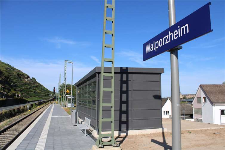 Der neue Bahnhaltepunkt ist barrierefrei, hat zwei Wetterschutzhäuser und einen dynamischen Schriftanzeiger.