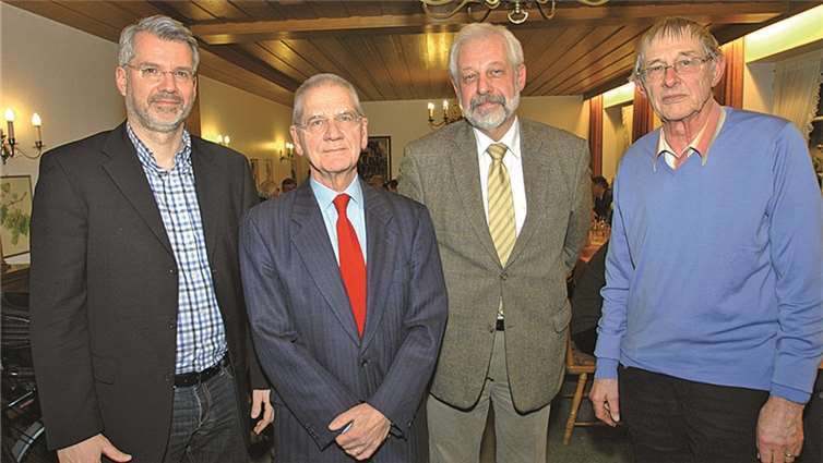 Der neue Beisitzer Wolfgang Ruland und Ehrenmitglied Siegfried Jagau flankierten die Vorsitzenden des Geschichtsvereins. DL