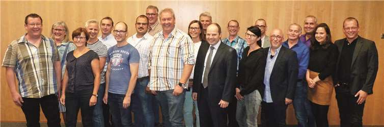 Der neue Beller Gemeinderat mit VG-Bürgermeister Jörg Lempertz (r.). Fotos: FRE