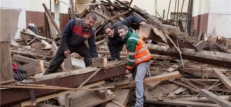 Der neue Besitzer Andreas Byhahn (rechts) mit Bruder Markus (Mitte) und einem Helfer bei den Aufräumarbeiten im ehemaligen Schwalbensaal.