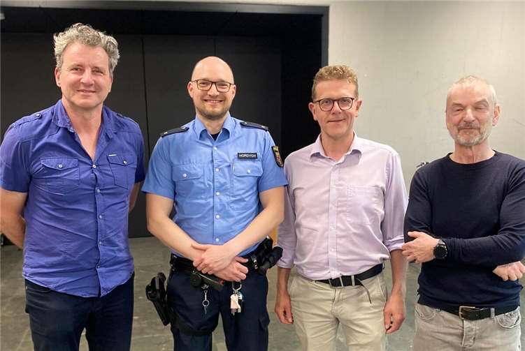 „Wie sicher ist Lützel?“ Der neue Bezirksdienstbeamte K. Hordych (zweiter von links) mit Jan Buchbender (Quartiersmanagement Stadtgrün Lützel), Sebastian Mählmann (Leiter Bürgerzentrum) und Detlev Wagner (SPD-Ortsverein Lützel) (v.l.) vom Organisationsteam des Stadtteiltreffens. Foto: Sebastian Bozic