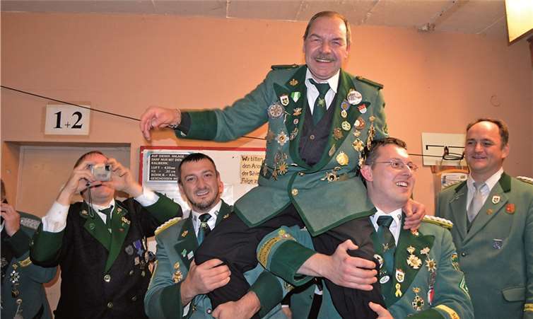Der neue Bezirkskönig Roland Wichterich auf den Schultern seiner Kameraden vom Schießstand in die Festhalle getragen.AB