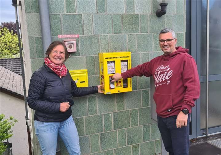 Der neue Bienenfutterautomat am Gemeindebüro.Foto: privat