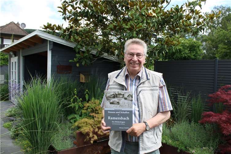 Der neue Bildband von Werner Schüller, „Sinnen und Schaffen in Ramersbach – ein Bilderbogen mit historischen Bildern“, ist ab sofort im lokalen Buchhandel erhältlich.  Foto: DU