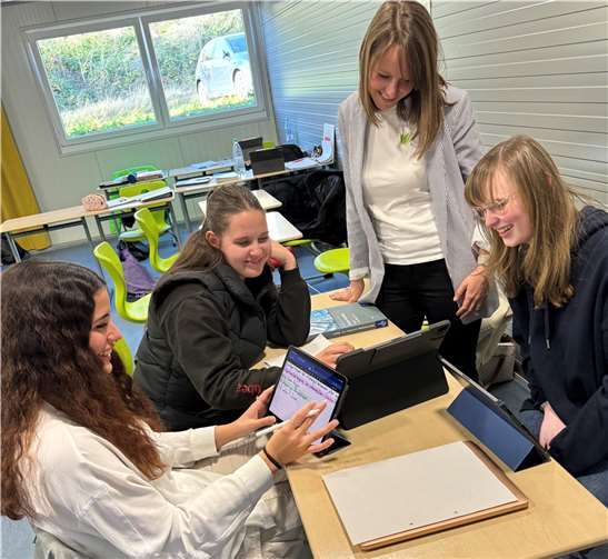 Der neue Bildungsgang Duale Berufsoberschule hybrid verbindet flexible digitale Lernformen mit den sozialen Aspekten der Face-to-Face-Kommunikation und des praktischen Lernens. Foto: Guido Höfer