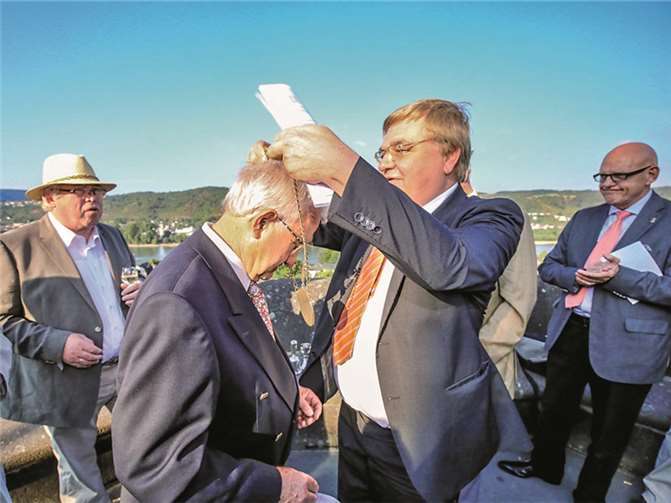 Der neue Bruderschaftskanzler Klaus-Siegfried Weber erhielt nach einstimmiger Wahl die Insignien und die Originalgründungsurkunde. 