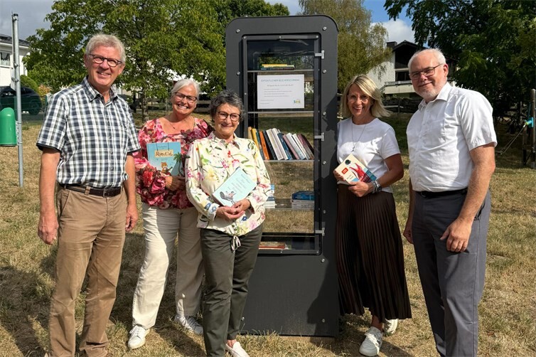 Der neue Büchertauschschrank am Roniger Hof wurde erstmals bestückt. Mit dabei waren Dieter Lehmann, Stadtrat, Liz Lehmann vom LiteraturSofa Linz, die 1. Beigeordnete Ruth Zimmermann sowie Stephanie Collu und Stefan Baumeister vom Interessenkreis Linz-Roniger Hof.