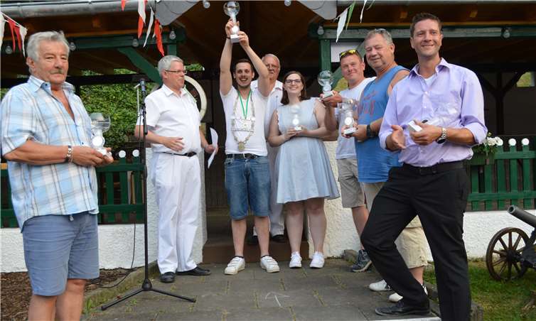 Der neue Bürgerkönig und die erfolgreichen Besteckschützen wurden gefeiert (v. l.): Uli Schmickler, Präsident Wolfgang Strang, Bürgerschützenkönig Bernhard Preis, Hauptmann Bernd Schunk, Amira Assenmacher, Leon Slupik, Wolfgang Reisdorff und Mayk Patella. Fotos: AB