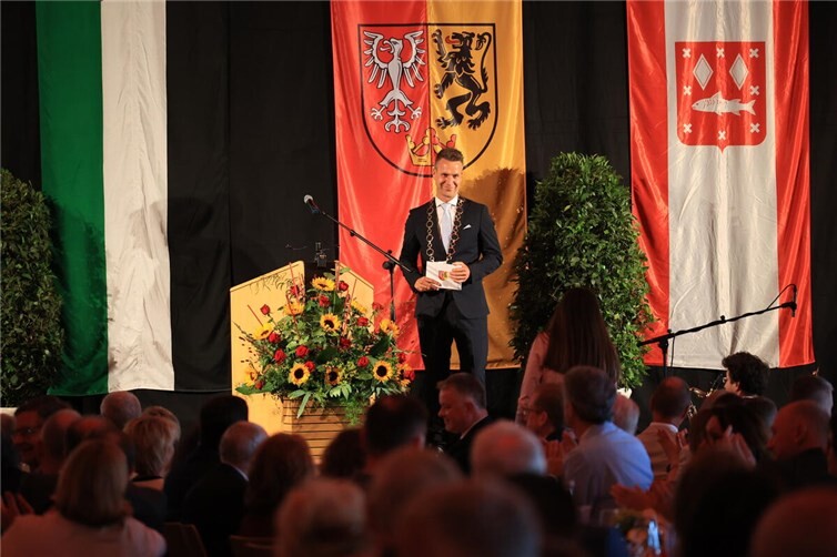 Der neue Bürgermeister Pascal Rowald mit Bürgermeisterkette.  Foto: Christoph Steinborn