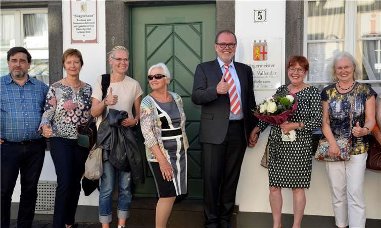 Wolfgang Heitmann ist neuer Stadtbürgermeister Der „neue“ Bürgermeister vor seinem künftigen Amtssitz. Fotos: TFR