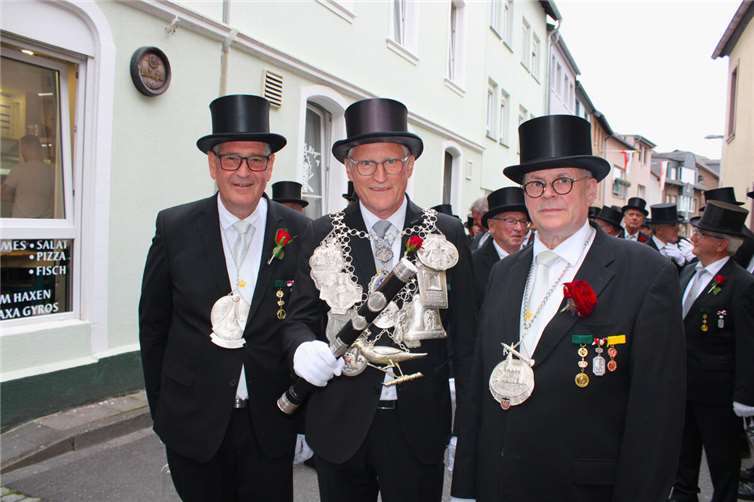 Der neue Bürgerschützenkönig Dieter Zimmermann, flankiert von den Ex-Bürgerschützenkönigen Jürgen Schmitz (rechts) und Peter Diewald kurz vor dem Start des historischen Trinkzug.  Fotos: DU