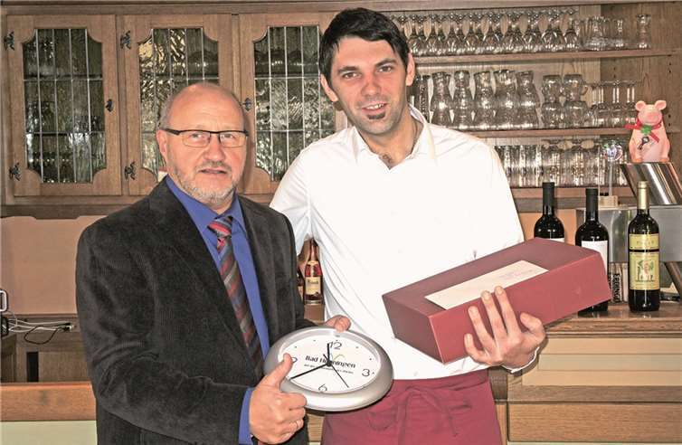 Weiterer Leerstand beseitigt Der neue „Burggraf“- Gastronom Ivan Orlovic mit Stadtbürgermeister Guido Job. Privat