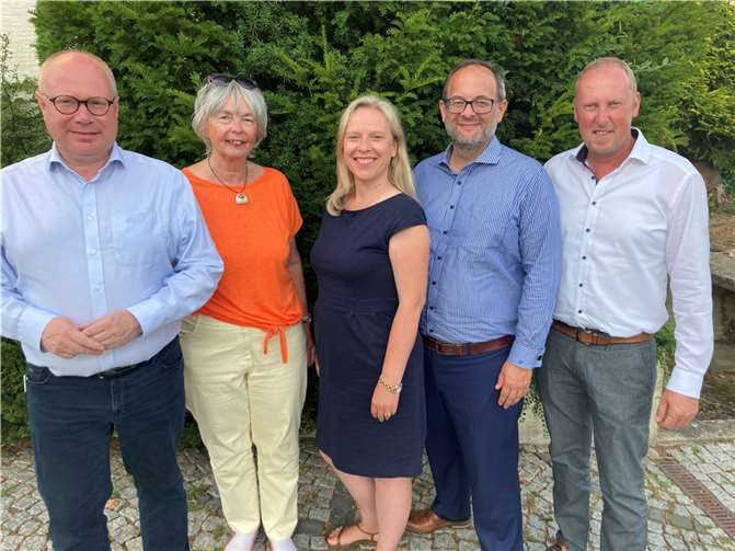 Der neue CDU-Kreisvorsitzende Jan Petry (2. von rechts) mit den Kreisvorstandsmitgliedern aus der Verbandsgemeinde Unkel (von links): Markus Fischer, Gisela Stahl, Tanja Kock und Stefan Heinrichs.  Foto: privat