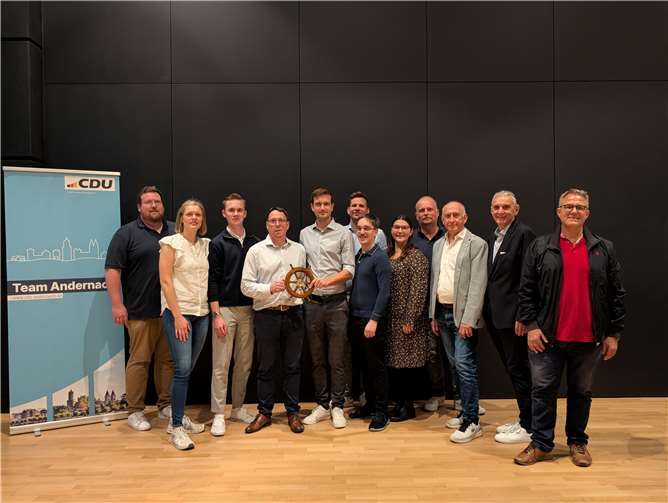 Der neue CDU-Vorstand, im Bild (v.l.): Jan Scheuren, Alena Geisen, Nils Ochtendung, Vorsitzender Martin Busch, Maximilian Rumpf, Dominik Burggraf, Ferdinand Heil, Carina Peitz-Scheuren, Christian Müller, Dr. Hans-Georg Hansen, Bürgermeister Claus Peitz, Rainer Schmitz. Es fehlen Johannes Ahsenmacher, Milan Kriegel, Dr. Oliver Roschauer, Gerd Rheinbay. Foto: Maximilian Rumpf/CDU Stadtverband Andernach
