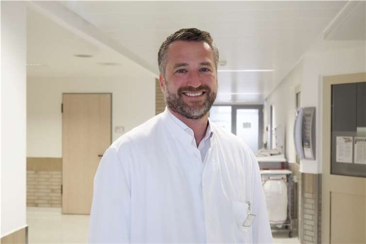 Der neue Chefarzt Dr. Julian Simmendinger leitet die neu eröffnete Station Akutgeriatrie am St. Nikolaus-Stiftshospital. Foto: St. Nikolaus-Stiftshospital/Sophie Runkel