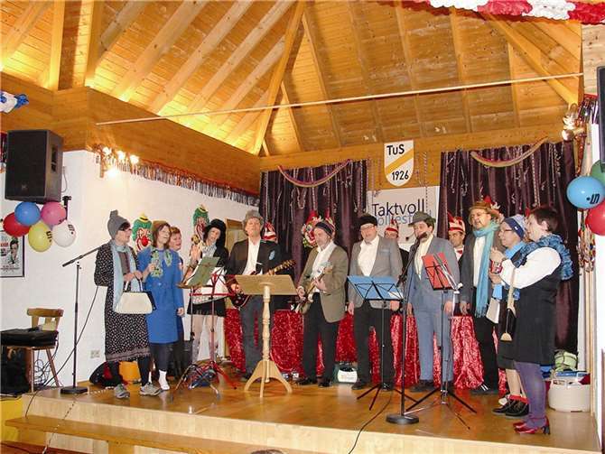 Der „neue“ Chor „Taktvoll Volkesfeld“ brachte zum Abschluss der gelungenen Kappensitzung die „Narrenschar“ noch einmal richtig in Fahrt.