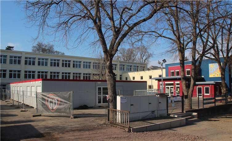 Der neue Container-Kindergarten (links) und der Kindergarten Sonnenschein (rechts) teilen sich nun den ehemaligen Schulhof und verfügen beide über einen eigenen eingezäunten Pausenhof.Fotos: KMI