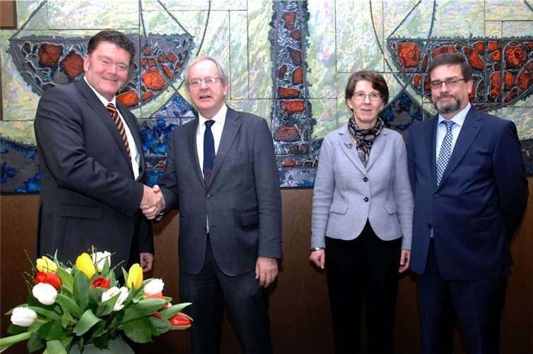 Der neue Direktor des Amtsgerichts Montabaur Peter Lambert empfing die Glückwünsche von Staatsminister der Justiz Professor. Dr. Gerhard Robbers im Beisein der Präsidentin des Landgerichts Koblenz Marliese Dicke und dem ehemaligen Direktor in Montabaur Reiner Rühmann.Klaus-Dieter Häring / Ministerium für Justiz und für Verbraucherschutz