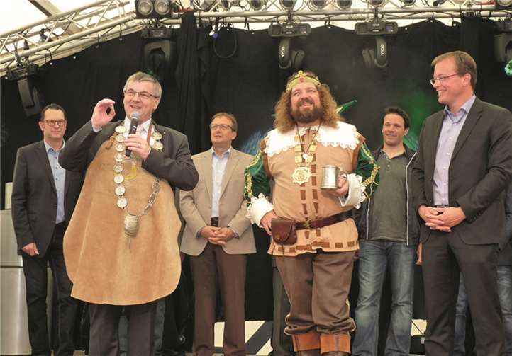 Der neue Ehrenbrauer Dr. Alexander Saftig unterstrich in seiner kurzen Ansprache mit einem Augenzwinkern, dass er gerne zu Gast in Mendig ist und besonders gerne in Mendig isst.