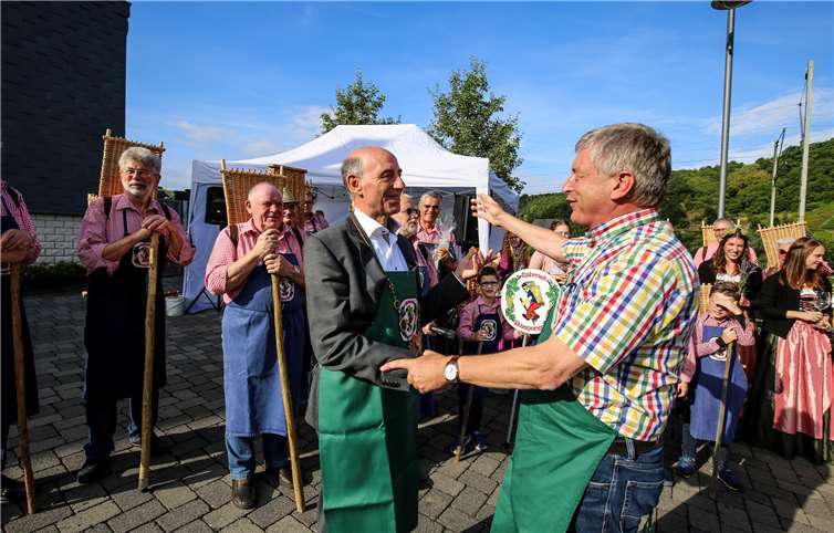 Der neue Ehrenrazejung Rudi Zenz erhielt die Insignien von seinem Vorgänger Hans Peter Röhrig.