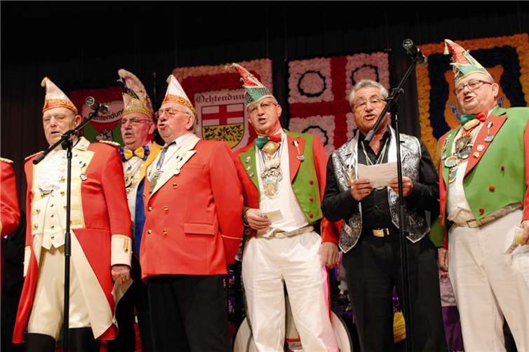 Der neue Ehrenrentner Gerd Dingendorf (2.v.r.) und seine Vorgänger sangen das „Knollenlied“.